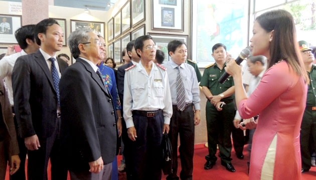 В городе Контум открылась выставка карт и экспонатов о вьетнамских архипелагах Хоангша и Чыонгша - ảnh 1
